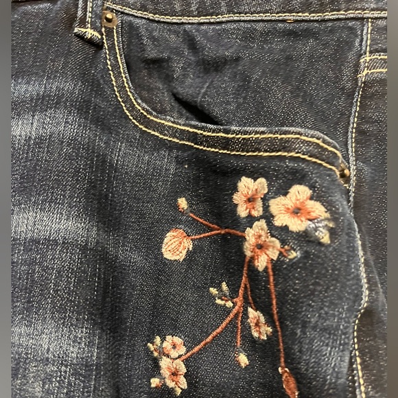 Maurice’s Floral Detail Crop Jeans EUC Size 22 - Picture 3 of 7